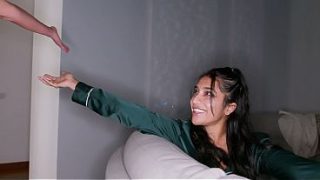 MILF DE TETAS ENORMES ESTÁ SÚPER CACHONDA Y VA A CASA DE SUS AMIGOS A HACER UN GANGBANG- SIENNA DAY- BRADY BUD